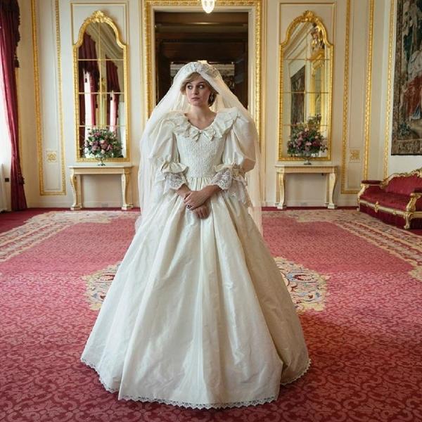 'The Crown': Emma Corrin veste réplica do vestido de noiva da princesa Diana