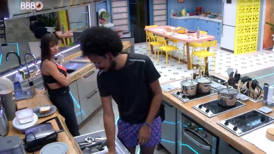 BBB 21: João e Thaís conversam na cozinha - Reprodução/ Globoplay