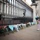 Criança deixa flores no Palácio de Buckingham após o anúncio da morte do príncipe Philip - HANNAH MCKAY / REUTERS
