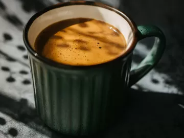 Até quanto tempo antes de dormir você pode tomar café sem afetar o sono?