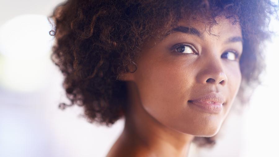 De skincare aos medicamentos, há solução para quem tem espinhas e não quer ingerir hormônios - iStock