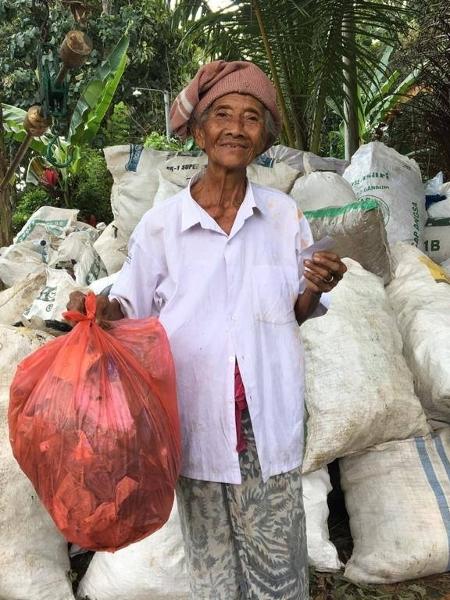 Lançado há pouco mais de um ano, o Plastic Exchange, ou Plastic for Rice, oferece arroz às famílias de Bali em troca de plástico coletado. - Divulgação