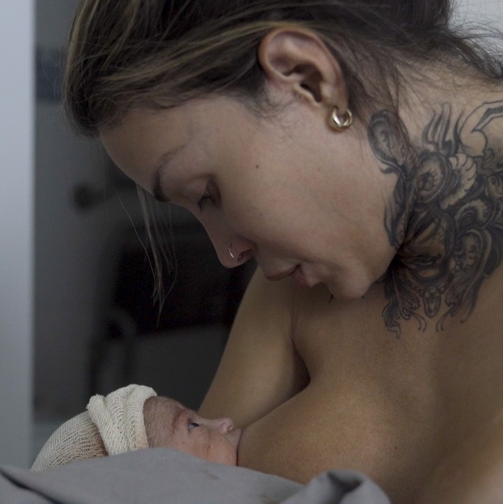 É amor de outro mundo', diz pai trans após dar à luz a primeira
