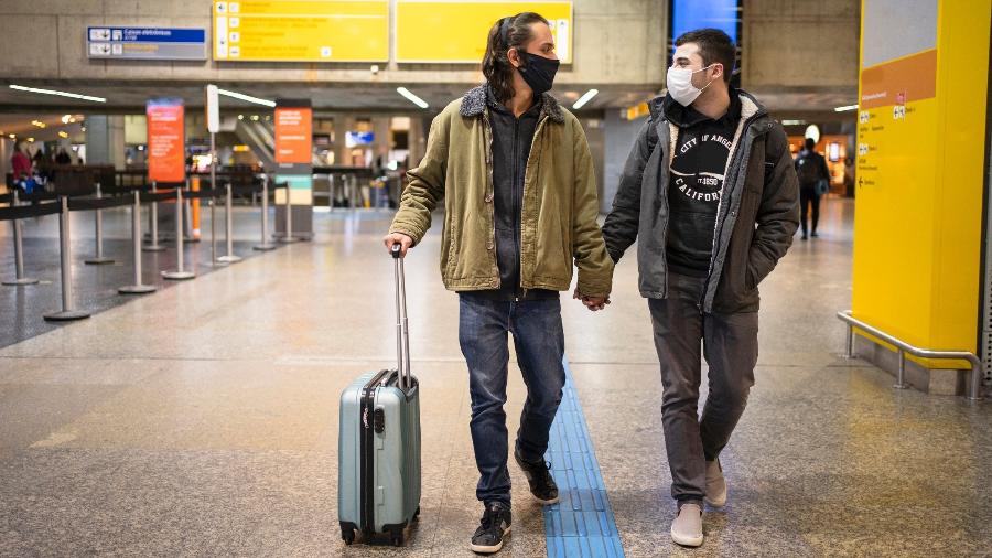 Casal gay se prepara para viajar, no aeroporto de Guarulhos - Getty Images
