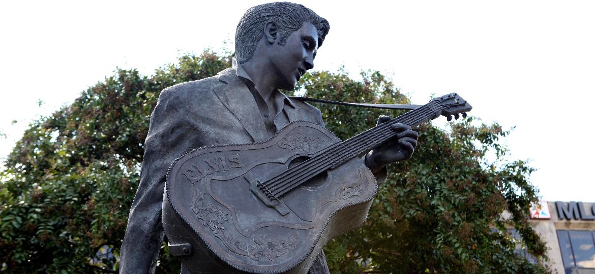 Estátua de Elvis Presley, em Memphis - Raymond Boyd/Getty Images