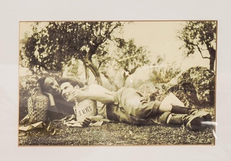 Os pais de Carlos, Romélia Bettencourt e Antônio Machado, em 1954 no Alentejo, durante a Páscoa, com dois garrafões de vinho. - Keiny Andrade/ysoke - Keiny Andrade/UOL