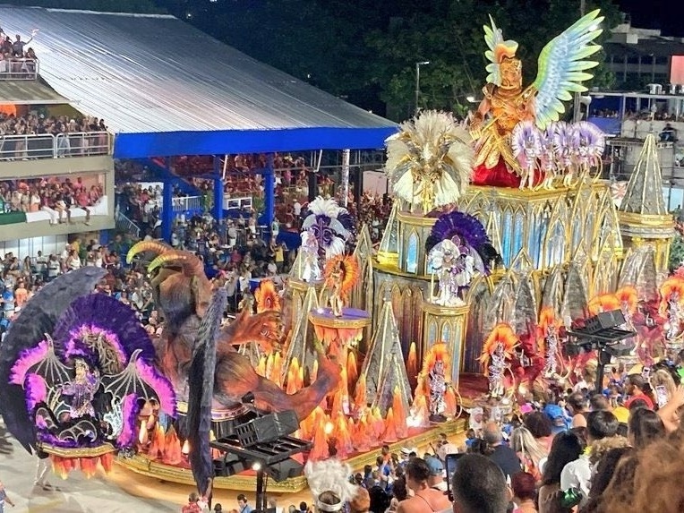 Drama! Carro alegórico emperra e correria marca o final do desfile