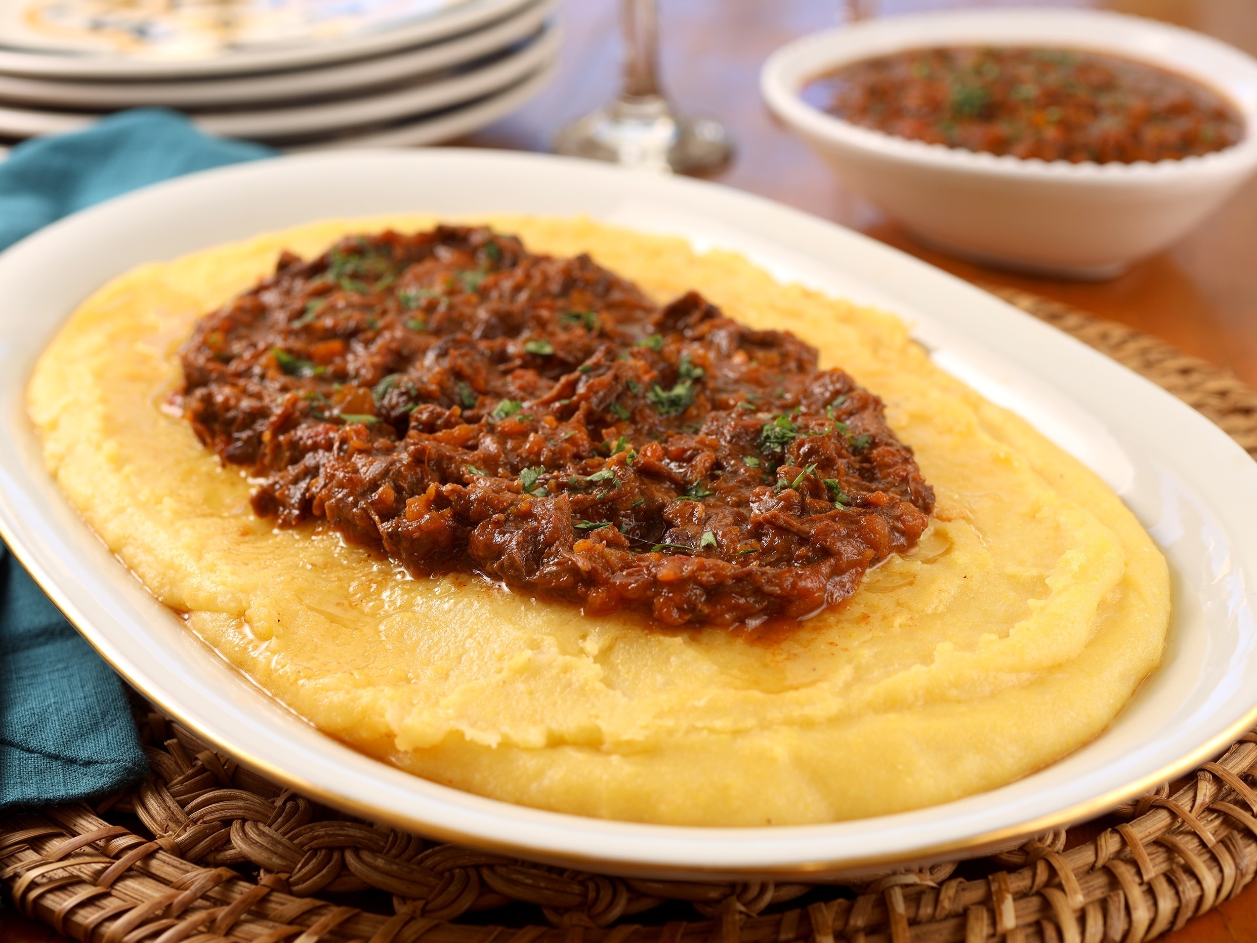 Ragu de fígado, polenta mole com leite de coco e farofinha de