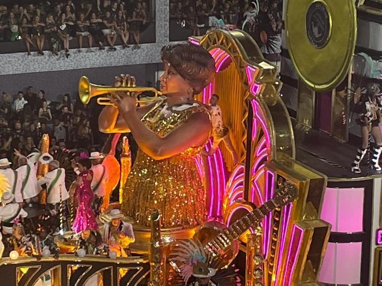 Componente da Mangueira passou o desfile todo segurando a cabeça da escultura no lugar