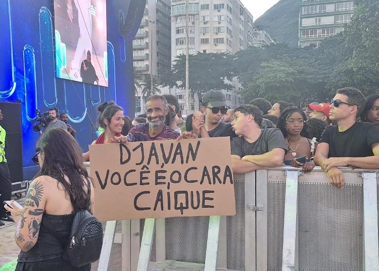 Caíque, que vai a todos os show em Copacabana na grade, preparou cartaz para Djavan
