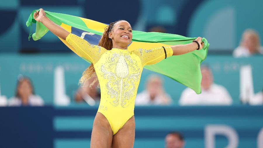 Rebeca Andrade celebra conquista da medalha de prata no individual geral feminino em Paris