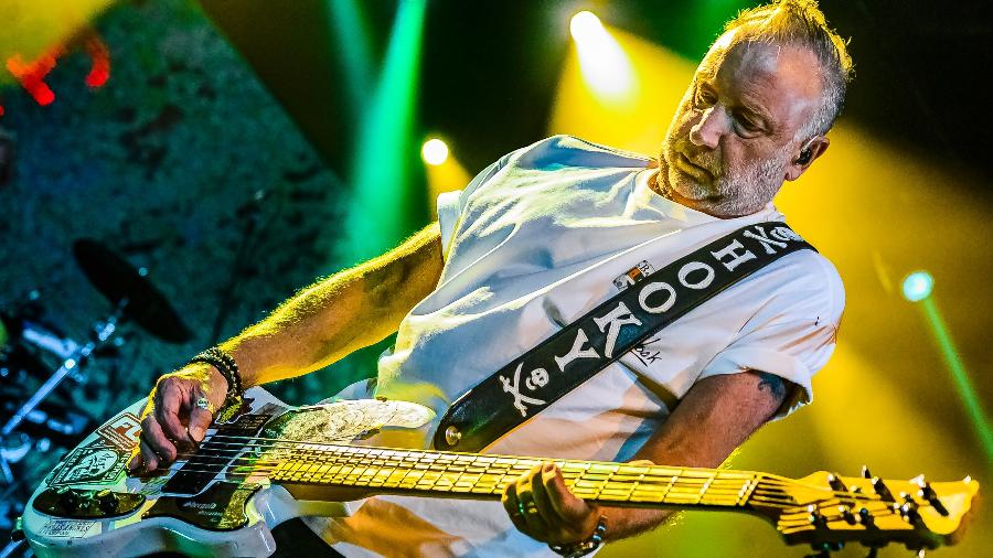 Peter Hook durante show em São Paulo na terça (27)