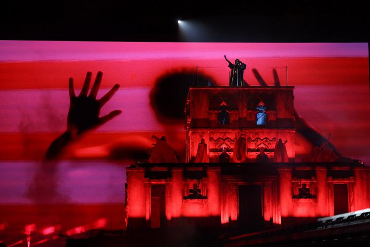 O cantor The Weeknd durante show no Morumbis, no sábado (7), em São Paulo