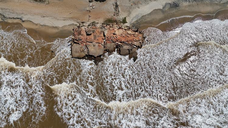 Vista aérea mostra casa destruída na praia em Atafona, no Rio de Janeiro