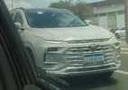 Novo Chevrolet Tracker é flagrado camuflado; veja detalhes do SUV - Reprodução