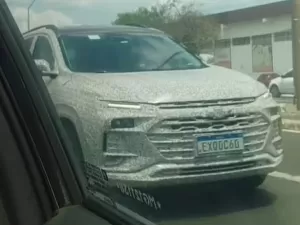 Novo Chevrolet Tracker é flagrado camuflado; veja detalhes do SUV