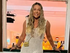 Com vestido transparente, Carla Perez ousa em show de Xanddy