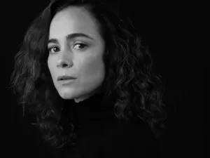 Alice Braga relata pressão sobre sexualidade: 'Nem eu sabia'