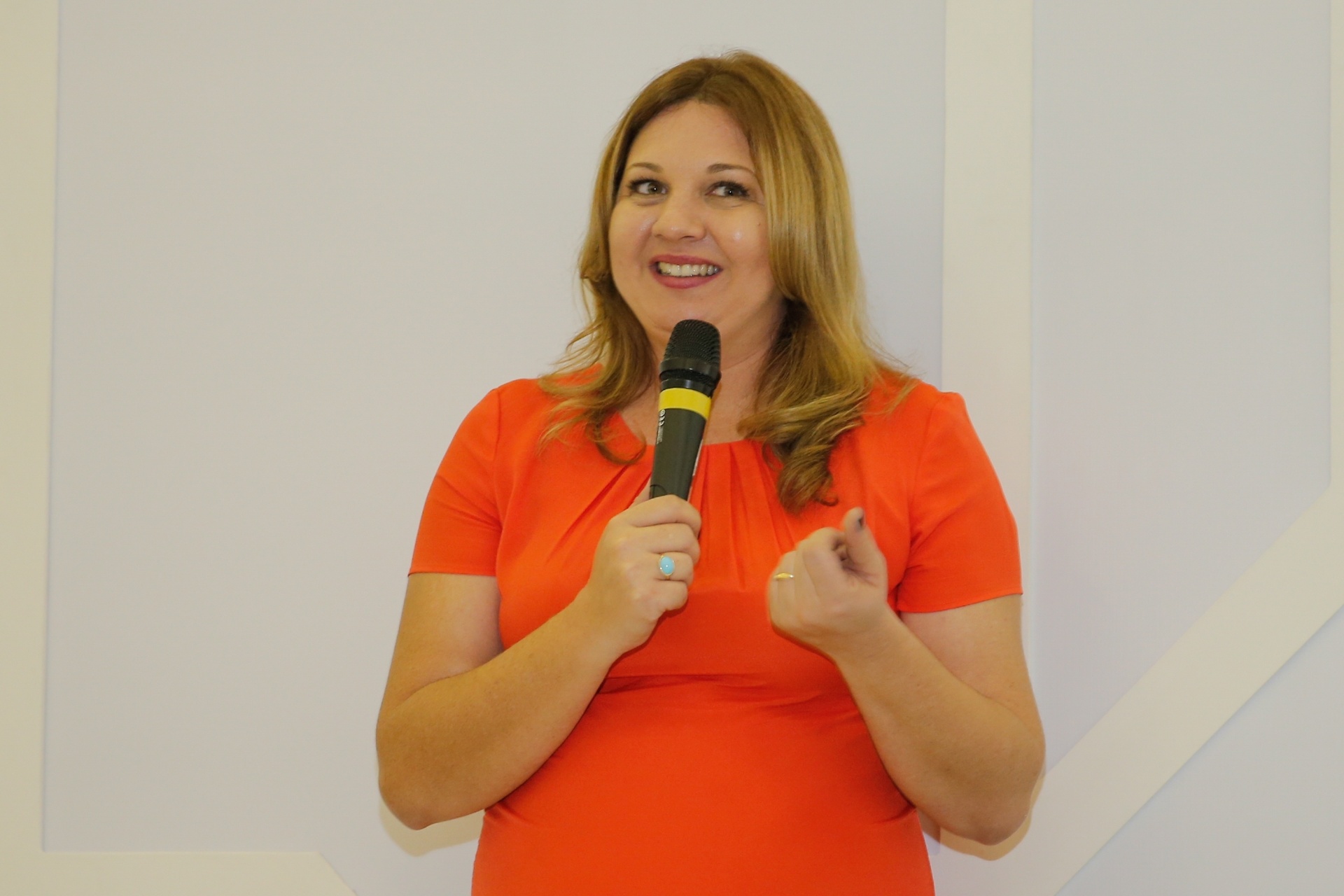 3.set.2015 - A escritora Carina Rissi na Bienal do Livro - Divulgação/Bienal