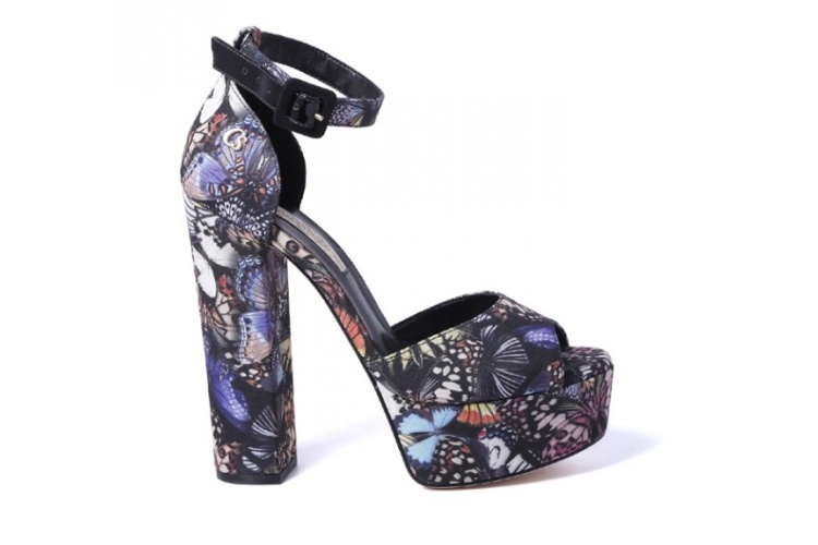 Sandália plataforma com estampa de borboletas, da Carmen Steffens. Preço: R$ 449,90. Informações: www.carmensteffens.com.br | Preço e disponibilidade pesquisados em setembro de 2015 e sujeitos a alterações - Divulgação