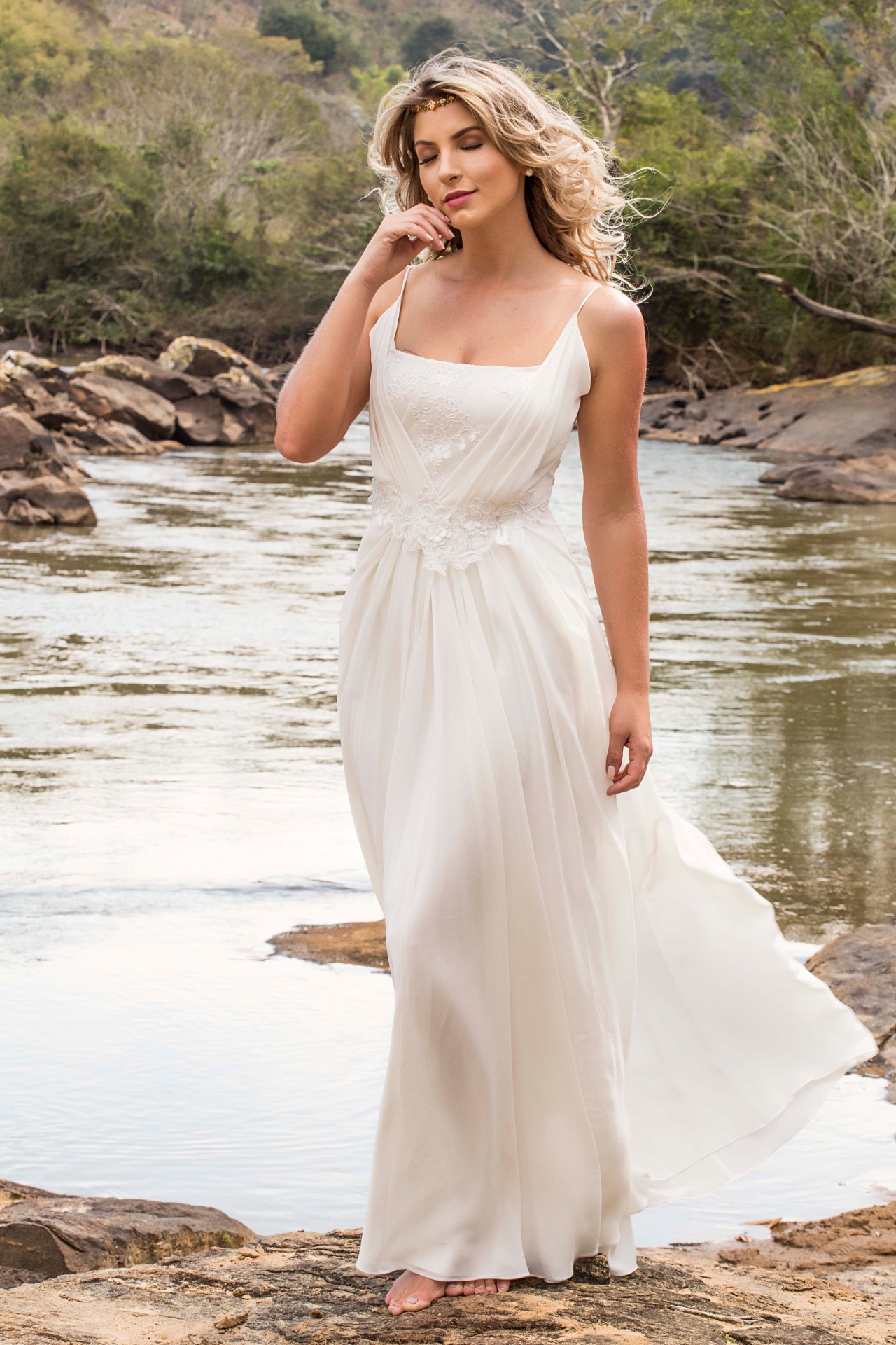 Vestido de seda e renda com detalhe transpassado, da Karen Rodrigues. Preço: R$ 5,5 mil. Informações: www.noivaskarenrodrigues.com.br - Divulgação