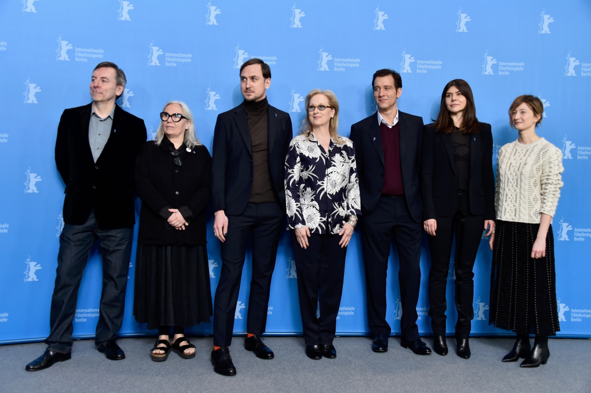 11.fev.2016 - Presidido por Meryl Streep, o júri internacional do 66º Festival de Berlim se prepara para coletiva na abertura do evento. Da esquerda para a direita: Nick James, Brigitte Lacombe, Lars Eidinger, Meryl Streep, Clive Owen, Malgorzata Szumowska e Alba Rohrwacher. - Pascal Le Segretain/Getty Images