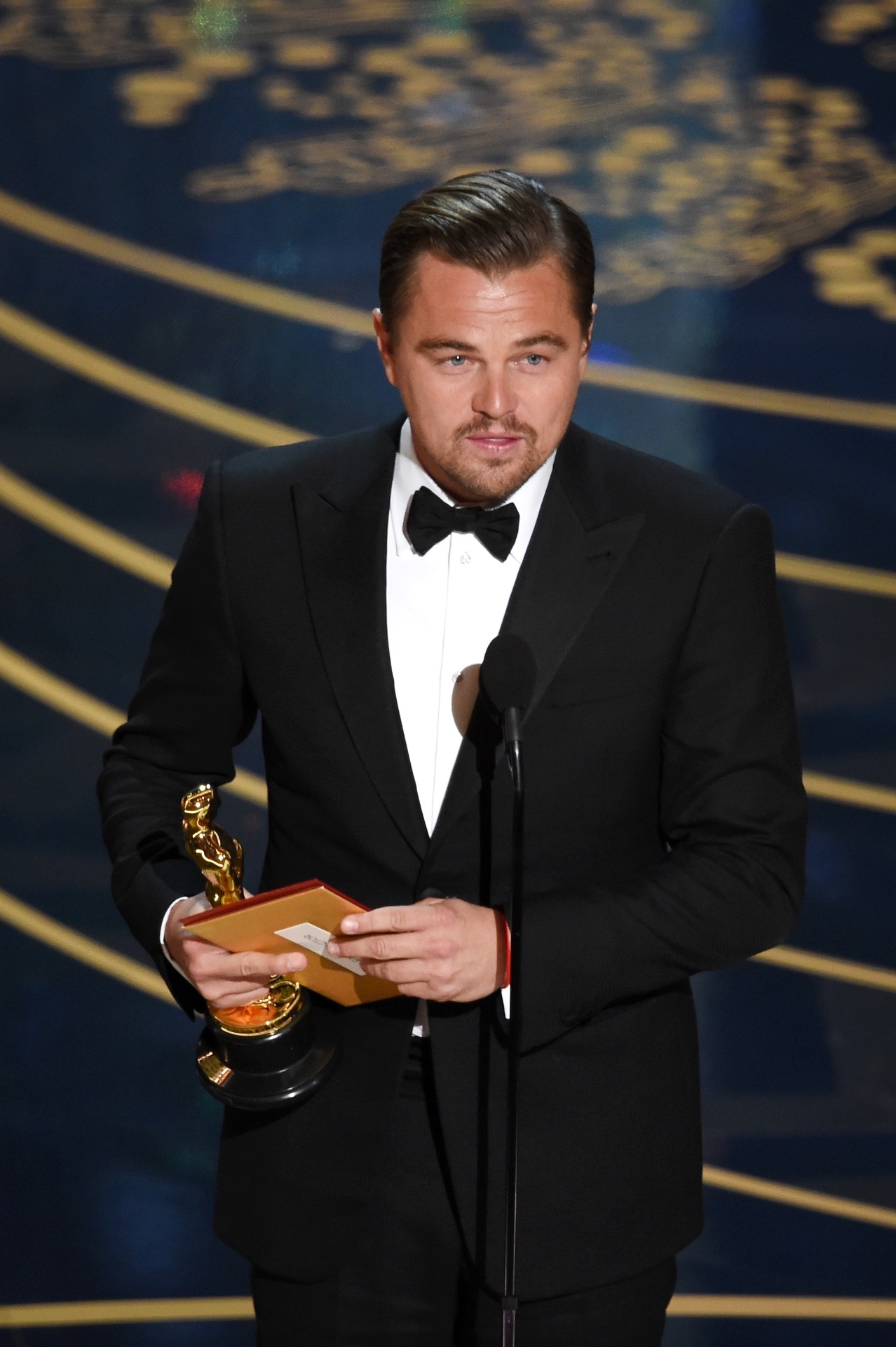 28.fev.2016 - Leonardo DiCaprio agradece o prêmio de melhor ator no Oscar 2016 - Kevin Winter/Getty Images
