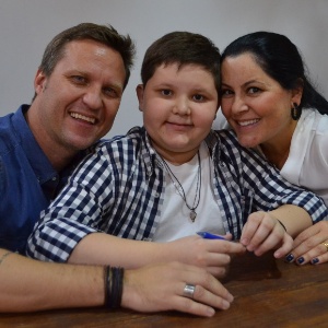 O menino Thor com os pais, Rafael e Claudia, no lançamento do livro - Arquivo Pessoal