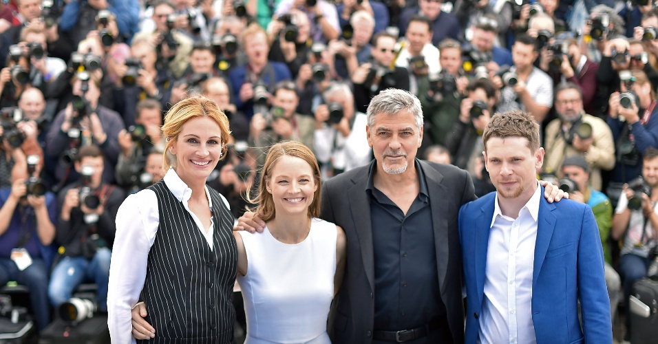 12.mai.2016 - A atriz Julia Roberts, a diretora Jodie Foster e os atores George Clooney e Jack O'Connell divulgam 