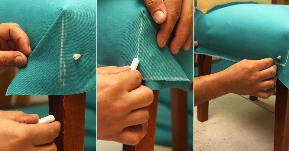 Prenda as quinas do tecido com um alfinete de cada lado, deixando formar dobras com as folgas do pano. Rente ao assento, marque com o giz as partes que deverão ser recortadas posteriormente - Aline Arruda/UOL