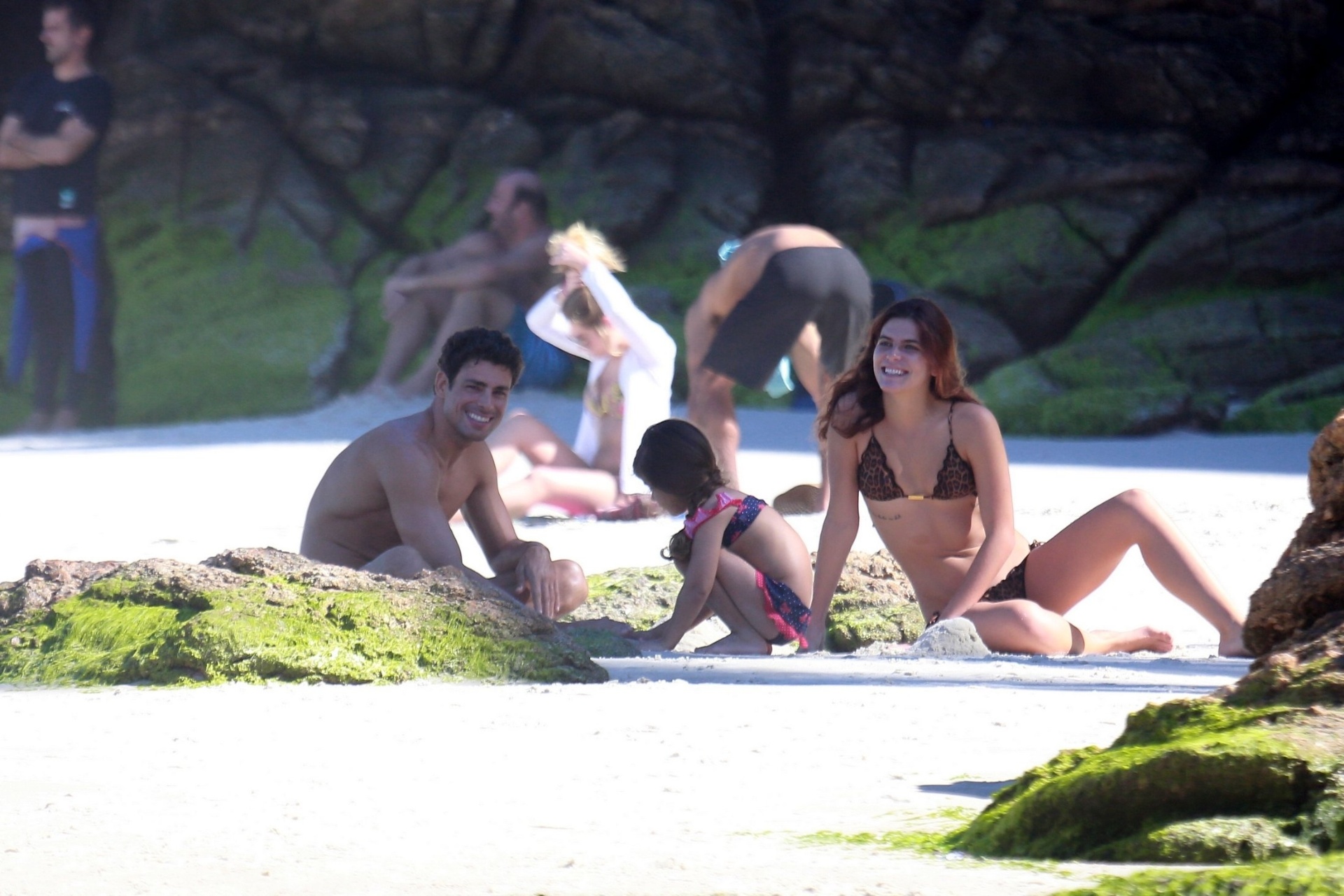 6.jul.2016 - Cauã Reymond e a namorada, Mariana Goldfarb, brincam com Sofia, filha do ator, na praia da Joatinga, no Rio de Janeiro - Dilson Silva/AgNews