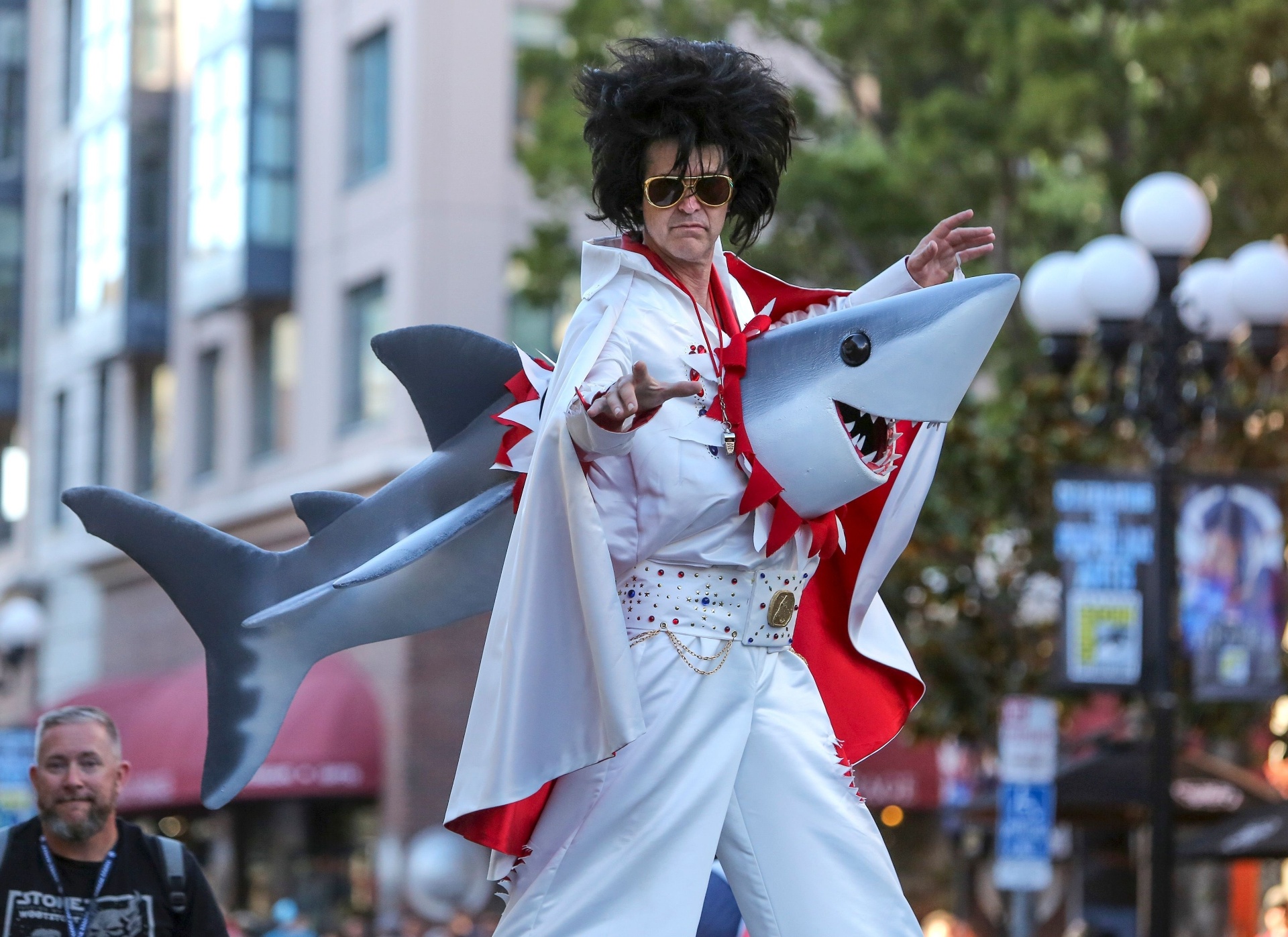 21.jul.2016 - Um Elvis Presley atravessado por um tubarão, em referência ao filme "Sharknado", visita a San Diego Comic-Con - Bill Wechter/AFP