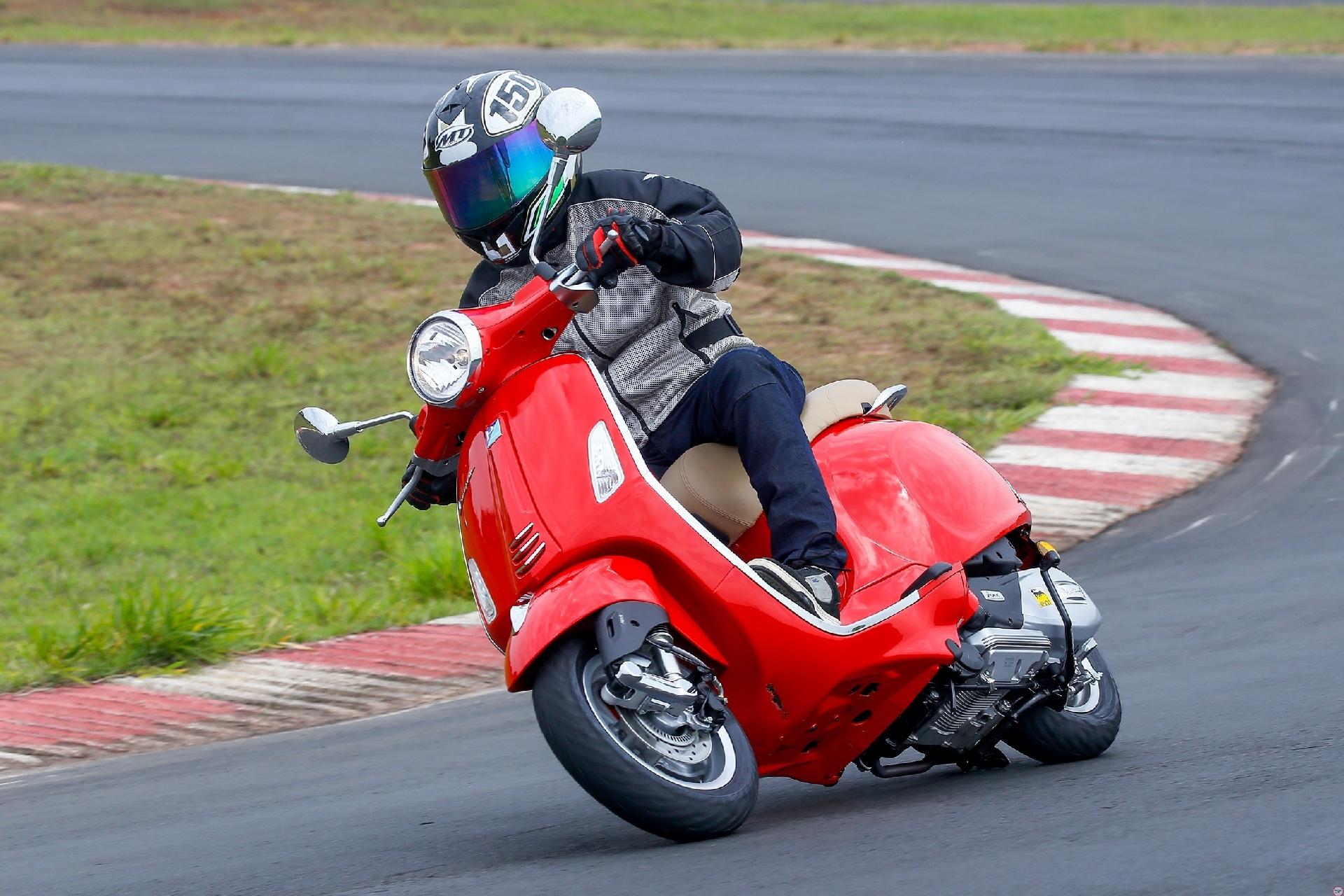 Vespa Primavera 125 - Luciano Sampafotos