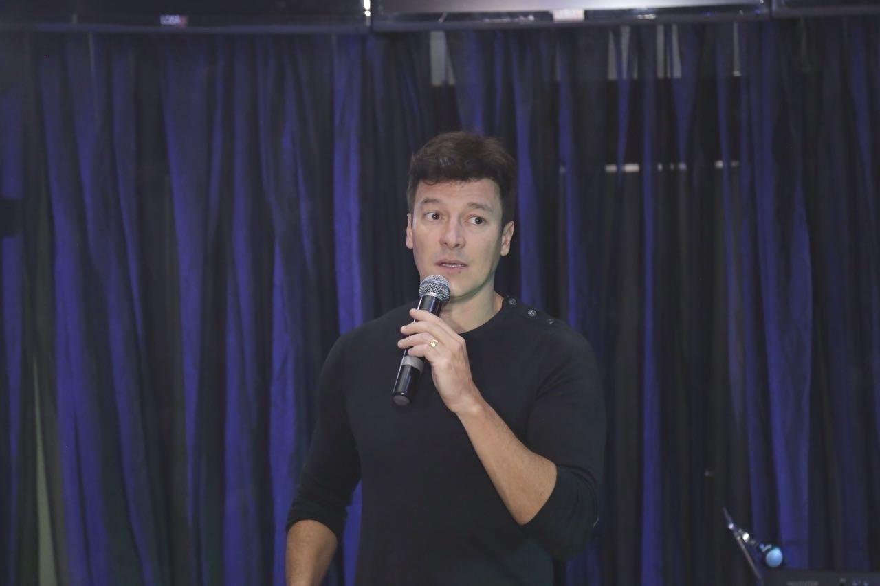 Rodrigo Faro faz festa de confraternização na segunda-feira (12) com equipe de seu programa na Record - Click da Foto