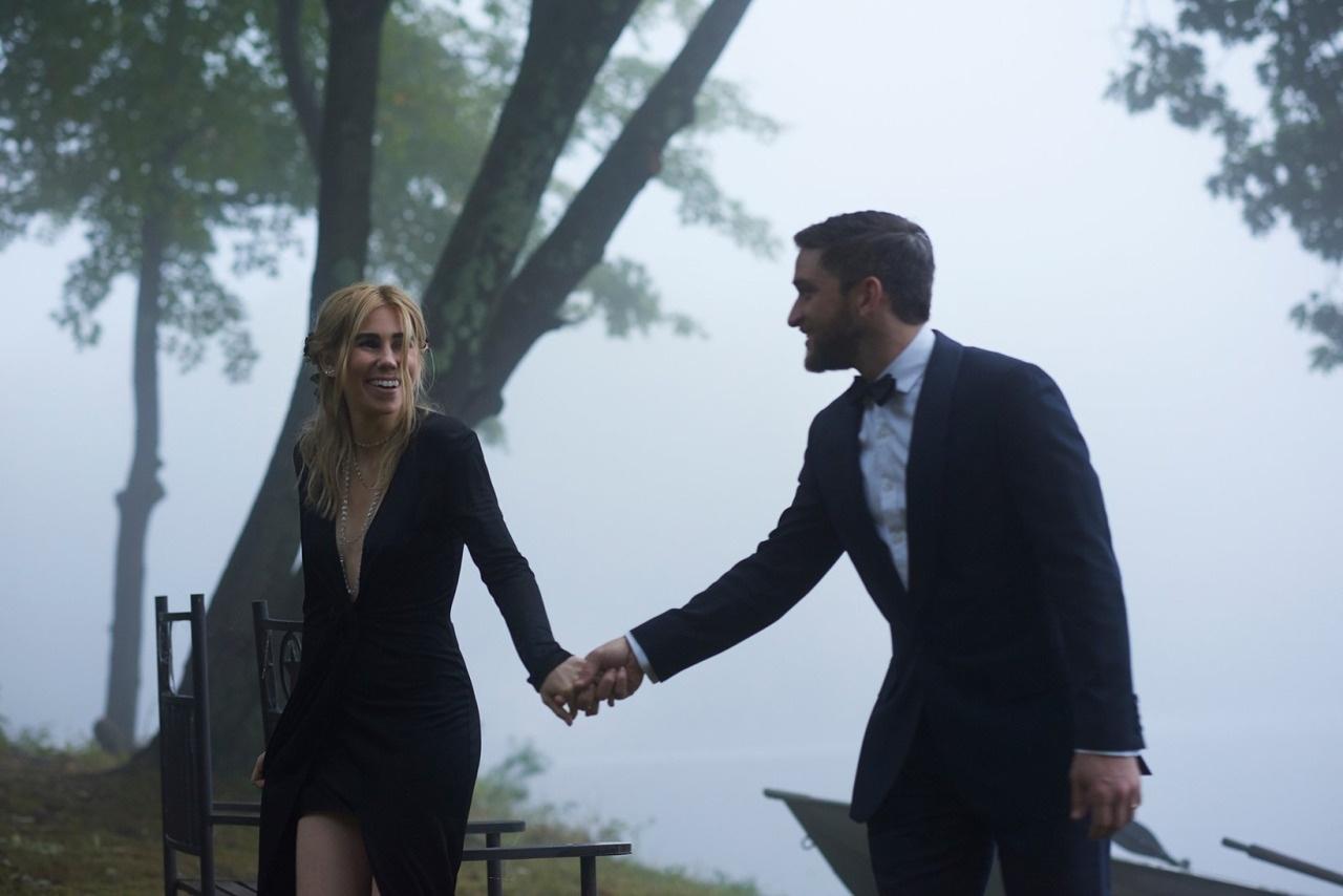 Atriz Zosia Mamet, de "Girls", se casa com vestido preto da Givenchy - Divulgação