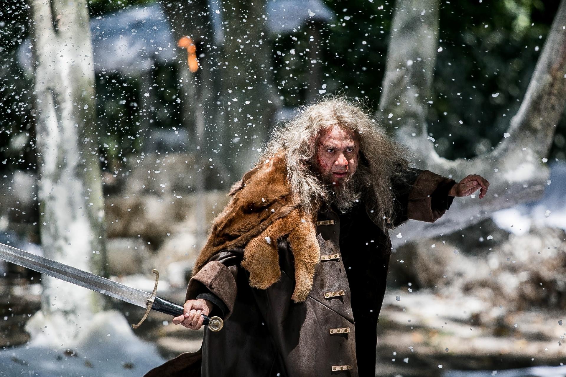 Welder Rodrigues luta em plano sequência e fala para a câmera da difícil vida dos personagens das séries medievais que morrem do nada na quarta temporada de "Tá no Ar", que estreia em 24 de janeiro na Globo - Raquel Cunha e Maurício Fidalgo/TV Globo