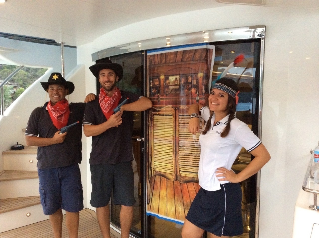 Assim como a comida é especial, os trajes também costumam ser. Aqui, a equipe recebe os convidados fantasiada - Arquivo pessoal