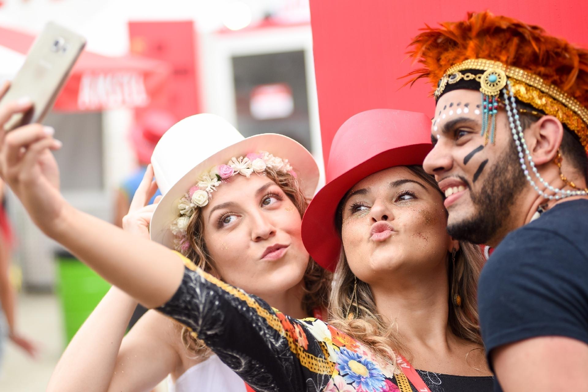 Pose para selfie: foliôes se divertem na Casa do Pasmado - Flavio Moraes/UOL