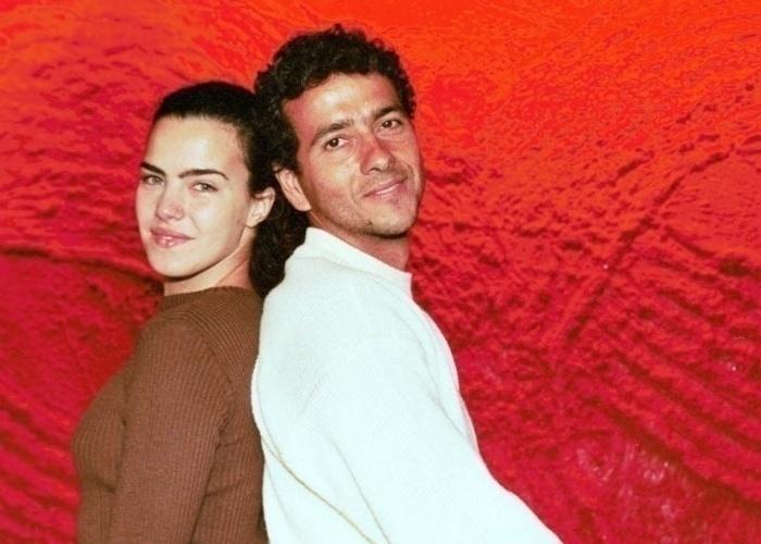 Ana Paula Arósio e Marcos Palmeira eram um dos casais mais bonitos e desejados da tevê no final de 1999 e o relacionamento durou um ano e meio.Na época, 12 anos mais velho, Marcos parecia mais apaixonado e com vontade de casar e ter filhos. Um desejo que, na época, Ana Paula dizia ser cedo. Os dois ainda tiveram que manter uma relação de sociedade durante um tempo por conta da produção de uma peça - UOL