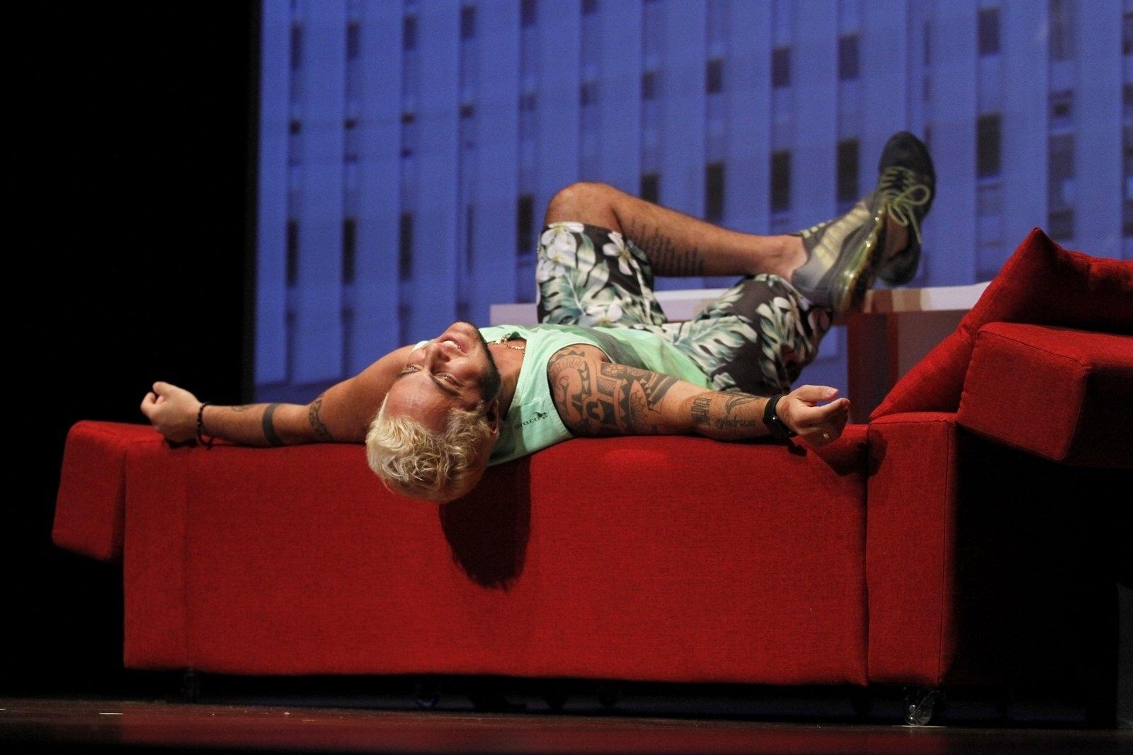 Ao lado da namorada Andressa Ferreira, Thammy Miranda lotou a mostra de teatro Tiradente em Cena com o espetáculo "T.R.A.N.S - Terapia de Relacionamento Amorosos Neuróticos Sexuais" - Thyago Andrade/Brazilnews