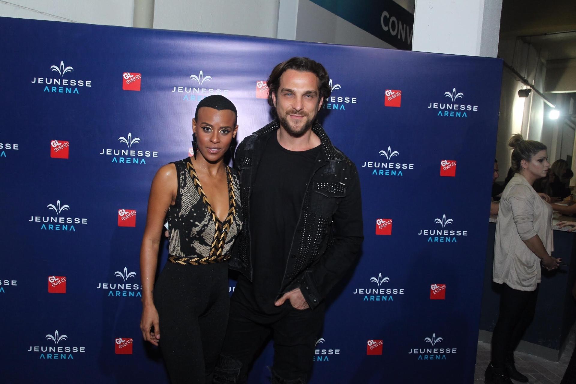 O ator Igor Rickli vai ao show de Ariana Grande no Rio de Janeiro acompanhado da mulher, a cantora Aline Wirley, ex-integrante do grupo "Rouge", que mudou o visual e raspou a cabeça - Marcello Sá Barretto/AgNews