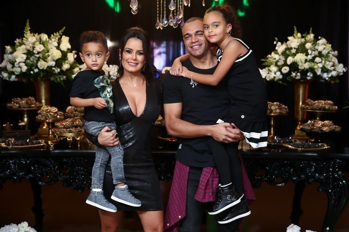 Denilson posa com a mulher Luciele Camargo e os filhos Davi e Maria Eduarda em seu aniversário de 40 anos, que aconteceu nesta quarta-feira, em São Paulo - Manuela Scarpa/Brazil News
