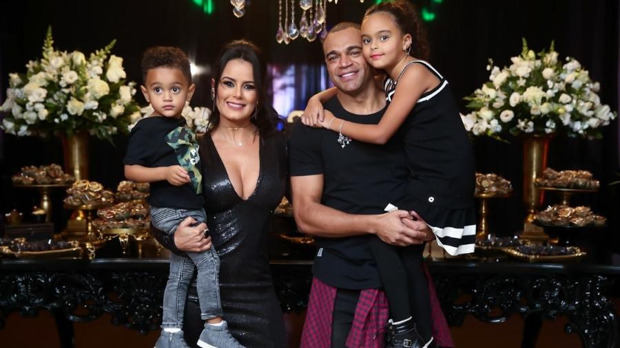 Denilson com a mulher, Luciele Di Camargo, e os filhos Davi e Maria Eduarda - Manuela Scarpa/Brazil News