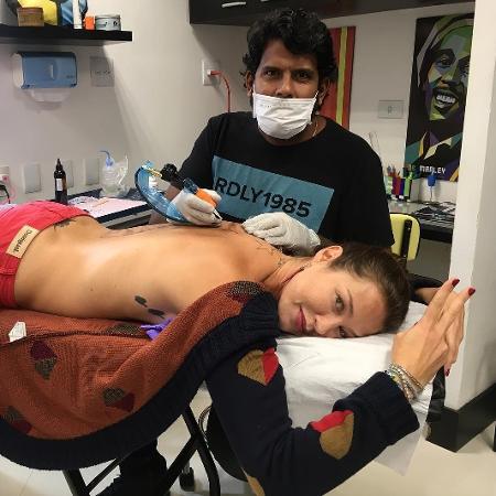 Luana Piovani faz tatuagem nas costas - Reprodução/Instagram