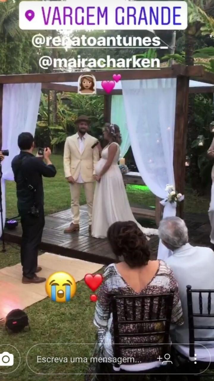 Maíra Charken canta para Renato Antunes durante a cerimônia de casamento - Reprodução/Instagram