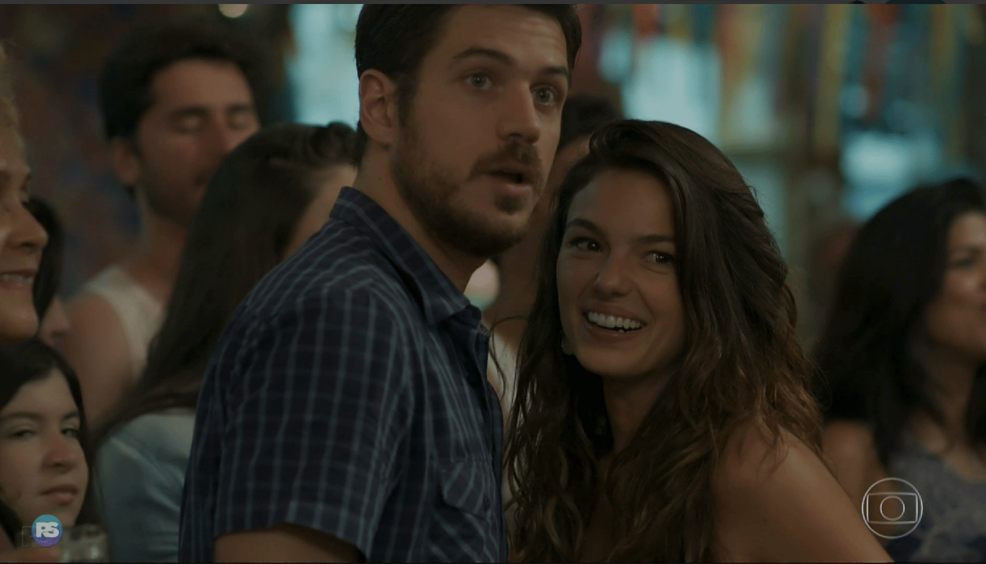 Ritinha e Zeca aproveitam a noitada juntos em "A Força do Querer" - Reprodução/TV Globo