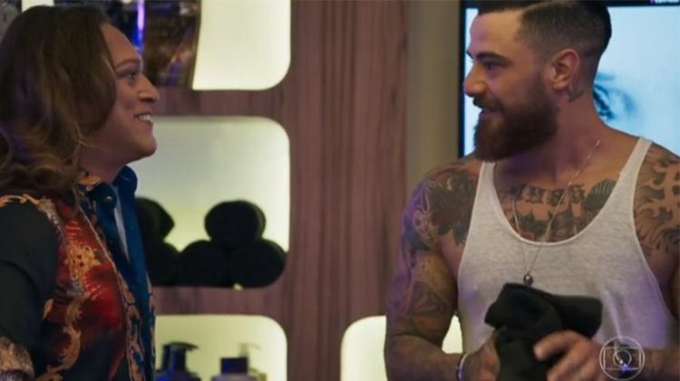Nick (Fábio Lago) e Odair (Felipe Titto) no salão de beleza de "O Outro Lado do Paraíso" - Reprodução/TV Globo  - Reprodução/TV Globo 