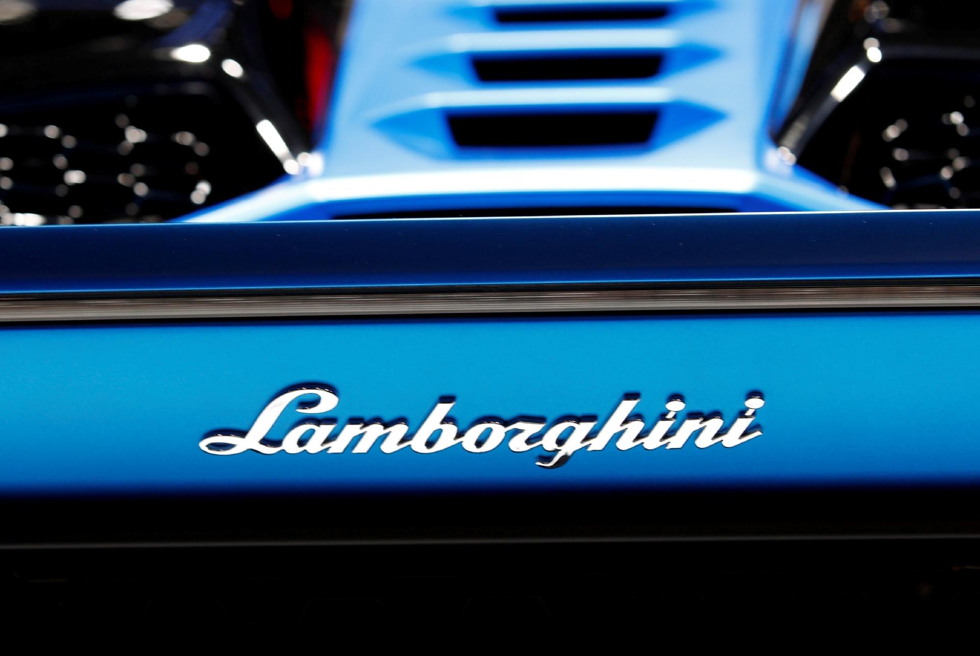 Insíginia da Lamborghini no capô traseiro de um Huracán Performante Spyder - 11964832700