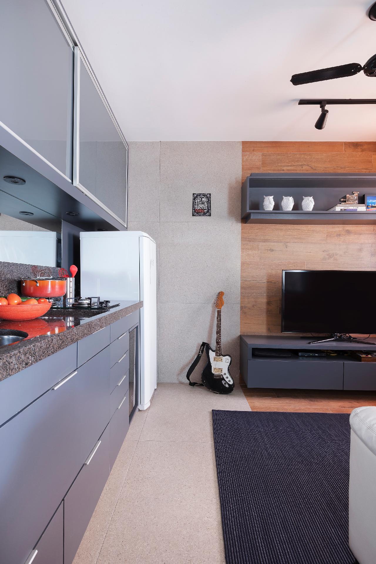 Revestimentos claros ajudam a trazer a sensação de amplitude e misturar dois tons de revestimento não comprometeu o resultado - Rafael Renzo/Divulgação