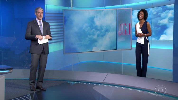William Bonner imita Maria Júlia Coutinho no "Jornal Nacional" - Reprodução/TV Globo - Reprodução/TV Globo